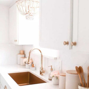 کابینت سفید طلایی در آشپزخانه مدرن با یراق و شیرآلات طلایی