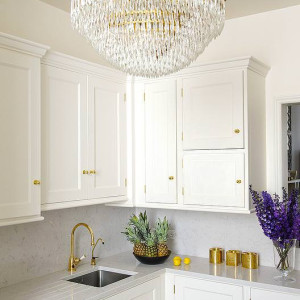 کابینت سفید طلایی مات در آشپزخانه نئوکلاسیک با اکسسوری های طلایی