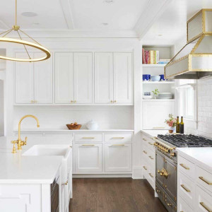 کابینت سفید طلایی در آشپزخانه نئوکلاسیک