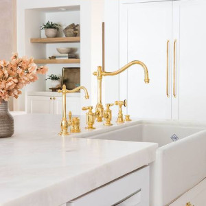 کابینت سفید طلایی مات در آشپزخانه نئوکلاسیک با اکسسوری و شیرآلات طلایی