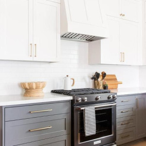 کابینت سفید طوسی مات در آشپزخانه نئوکلاسیک بزرگ با بین کابینتی و روکابینتی سفید