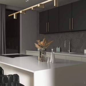 کابینت سفید طوسی تیره مات در آشپزخانه مدرن جزیره دار با کاشی بین کابینتی طوسی