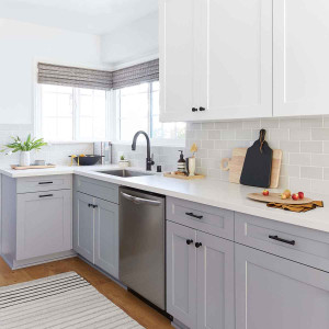 کابینت سفید طوسی مات در آشپزخانه نئوکلاسیک با کاشی بین کابینتی طوسی و روکابینتی سفید