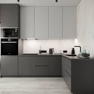 کابینت سفید طوسی تیره مات در آشپزخانه مدرن با صفحه بین کابینتی طرح مرمر سفید و روکابینتی طوسی تیره