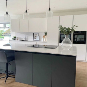 کابینت سفید طوسی مات در آشپزخانه مدرن جزیره دار با بین کابینتی و روکابینتی سفید