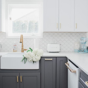 کابینت سفید طوسی مات در آشپزخانه ندوکلاسیک با کاشی بین کابینتی و روکابینتی سفید