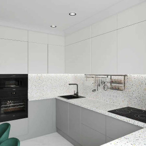 کابینت سفید طوسی روشن مات در آشپزخانه مدرن با بین کابینتی و روکابینتی طرح سنگ سفید طوسی
