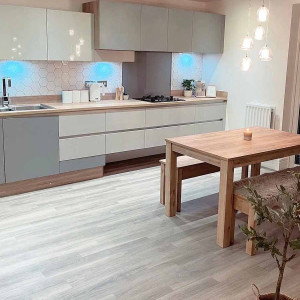 کابینت سفید طوسی روشن مات در آشپزخانه مدرن با بین کابینتی و روکابینتی سفید