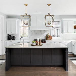 کابینت سفید مشکی مات ام دی اف در آشپزخانه نئوکلاسیک جزیره دار با بین کابینتی و روکابینتی سفید