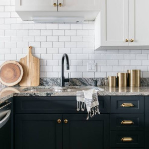 کابینت سفید مشکی مات ام دی اف در آشپزخانه نئوکلاسیک با بین کابینتی آجری سفید و روکابینتی سفید