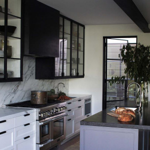 کابینت سفید مشکی مات ام دی اف در آشپزخانه نئوکلاسیک جزیره دار با بین کابینتی آجری و روکابینتی طرح مرمر طوسی