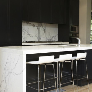 کابینت سفید مشکی مات ام دی اف در آشپزخانه مدرن جزیره دار با بین کابینتی و روکابینتی طرح مرمر سفید