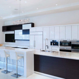 کابینت سفید مشکی براق های گلاس ام دی اف در آشپزخانه مدرن با بین کابینتی و روکابینتی سفید