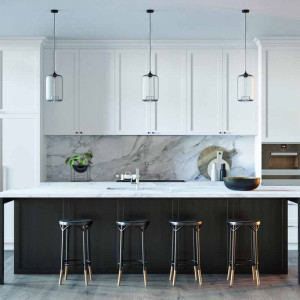 کابینت سفید مشکی مات ام دی اف در آشپزخانه نئوکلاسیک جزیره دار با بین کابینتی طرح مرمر