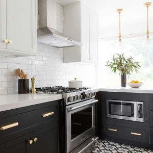 کابینت سفید مشکی مات ام دی اف در آشپزخانه نئوکلاسیک با بین کابینتی آجری سفید و روکابینتی سفید