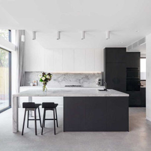 کابینت سفید مشکی مات ام دی اف در آشپزخانه مدرن جزیره دار با بین کابینتی و روکابینتی طرح مرمر