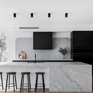 کابینت سفید مشکی مات ام دی اف در آشپزخانه مدرن جزیره دار با بین کابینتی و روکابینتی طرح مرمر