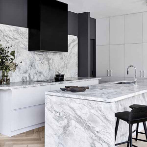 کابینت سفید مشکی مات ام دی اف در آشپزخانه مدرن جزیره دار با بین کابینتی و روکابینتی طرح مرمر