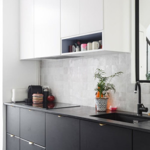 کابینت سفید مشکی مات ام دی اف در آشپزخانه مدرن با بین کابینتی طوسی و روکابینتی مشکی