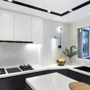 کابینت سفید مشکی مات ام دی اف در آشپزخانه مدرن جزیره دار