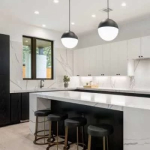 کابینت سفید مشکی مات ام دی اف در آشپزخانه مدرن جزیره دار با بین کابینتی و روکابینتی طرح مرمر سفید