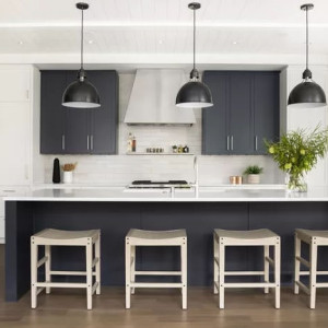 کابینت سفید مشکی مات ام دی اف در آشپزخانه نئوکلاسیک جزیره دار با بین کابینتی و روکابینتی سفید