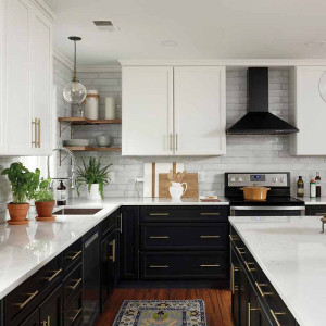 کابینت سفید مشکی مات ام دی اف در آشپزخانه نئوکلاسیک جزیره دار با بین کابینتی آجری سفید و روکابینتی سفید