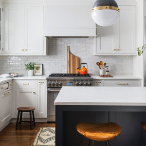 کابینت سفید مشکی مات ام دی اف در آشپزخانه نئوکلاسیک جزیره دار با بین کابینتی آجری سفید و روکابینتی سفید