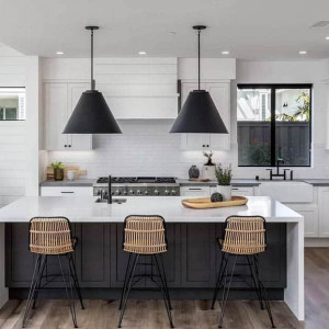 کابینت سفید مشکی مات ام دی اف در آشپزخانه نئوکلاسیک جزیره دار با بین کابینتی آجری سفید و روکابینتی سفید