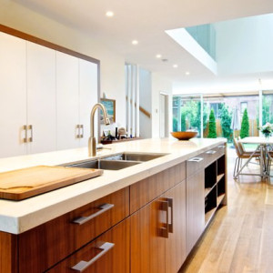 کابینت سفید و رنگ چوب تیره مات در آشپزخانه مدرن جزیره دار بزرگ