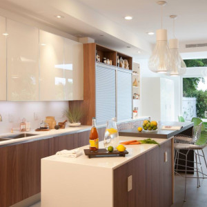 کابینت سفید و رنگ چوب تیره در آشپزخانه مدرن جزیره دار