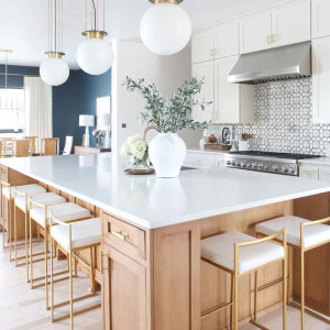 کابینت سفید و رنگ چوب روشن مات در آشپزخانه نئوکلاسیک با کاشی بین کابینتی طوسی و روکابینتی سفید