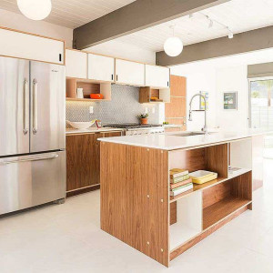 کابینت سفید و رنگ چوب روشن مات در آشپزخانه مدرن جزیره دار با کاشی بین کابینتی سفید طوسی