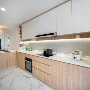 کابینت سفید و رنگ چوب روشن در آشپزخانه مدرن بزرگ