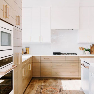 کابینت سفید و رنگ چوب روشن مات در آشپزخانه مدرن جزیره دار بزرگ