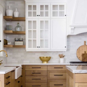 کابینت سفید و رنگ چوب روشن مات در آشپزخانه نئوکلاسیک با کاشی بین کابینتی طوسی و روکابینتی سفید