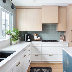 کابینت سفید و رنگ چوب روشن در آشپزخانه نئوکلاسیک جزیره دار