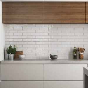 کابینت سفید و رنگ چوب تیره مات در آشپزخانه مدرن با کابینت پله ای و بین کابینتی سفید آجری