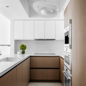 کابینت سفید و رنگ چوب تیره مات در آشپزخانه مدرن کوچک