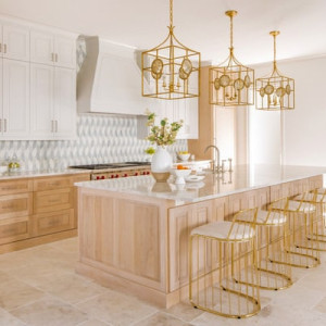 کابینت سفید و رنگ چوب روشن مات در آشپزخانه نئوکلاسیک بزرگ جزیره دار