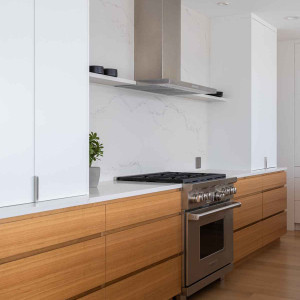 کابینت سفید و رنگ چوب روشن در آشپزخانه مدرن