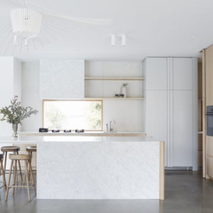 کابینت سفید و رنگ چوب روشن در آشپزخانه مدرن