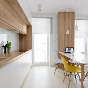 کابینت سفید و رنگ چوب روشن مات در آشپزخانه مدرن بزرگ با کابینت پله ای