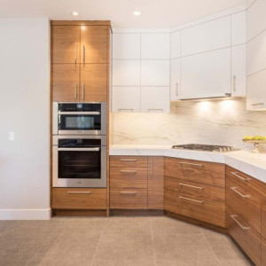 کابینت سفید و رنگ چوب تیره مات در آشپزخانه مدرن بزرگ با بین کابینتی و روکابینتی مرمر سفید