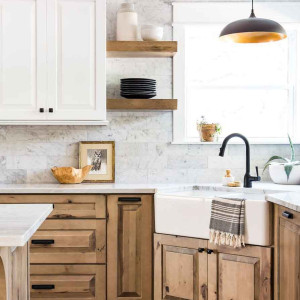 کابینت سفید و رنگ چوب روشن مات در آشپزخانه نئوکلاسیک