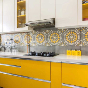 کابینت زرد و سفید ام دی اف مات در دکوراسیون آشپزخانه مدرن با بین کابینتی طوسی