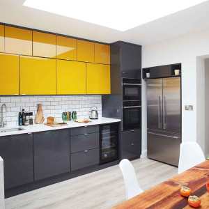 کابینت زرد و طوسی ام دی اف هایگلاس در دکوراسیون آشپزخانه مدرن با کاشی بین کابینتی سفید