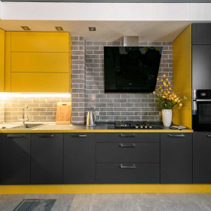 کابینت زرد و مشکی ام دی اف مات در دکوراسیون آشپزخانه مدرن ال شکل با کاشی بین کابینتی طوسی
