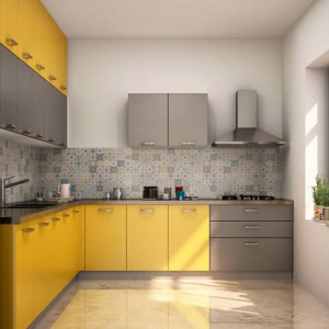 کابینت زرد و طوسی ام دی اف مات در دکوراسیون آشپزخانه مدرن ال شکل با کاشی بین کابینتی طوسی