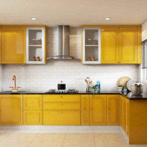 کابینت زرد ام دی اف مات در دکوراسیون آشپزخانه نئوکلاسیک با کاشی بین کابینتی سفید